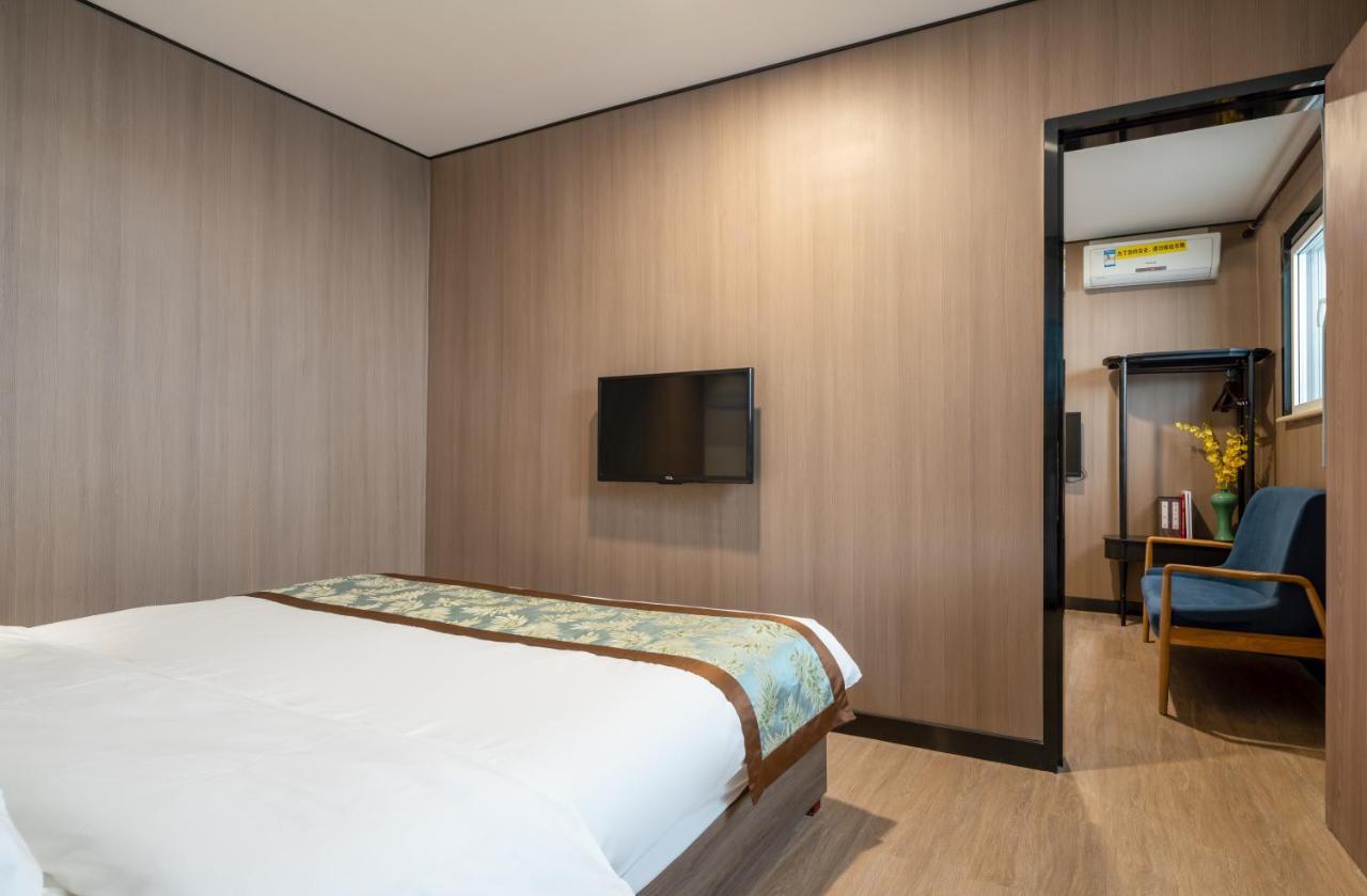 East Sacred Hotel ᴸᴱo---Foreign Accept---Tourism Service English-Speaking 丨 Near Tiananmen Forbidden City丨very Close To Metro Zhangzizhong And Beixinqiao 丨european Foot Ball English丨free Advance Tickets And Laundry Drying Service Coffee Snacks Beijing Exterior foto